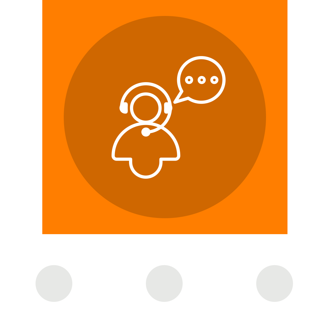 Fondo naranja con persona usando auriculares que recuerda la atención al cliente